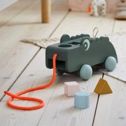 Done By Deer Pull Alon Sorting Box 5 Done By Deer Pull Alon Sorting Box -Baby Products Store Pull along sorting box Croco Green 2 LS 600x 0e6517fe 63d1 4221 b756 77957e07889e